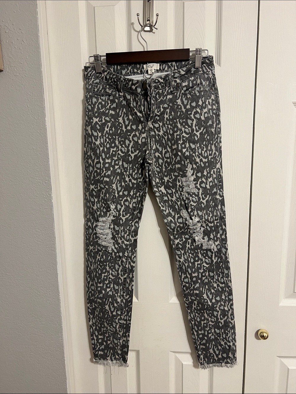 easel Gray Leopard Print Skinny Jeans